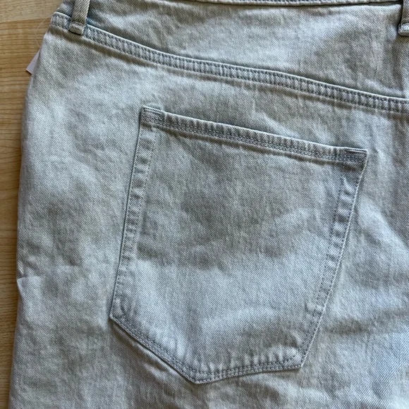 SOLD🩵Good American Light Wash Distressed Bombshell Denim Short in Blue648 Size - Picture 11 of 16